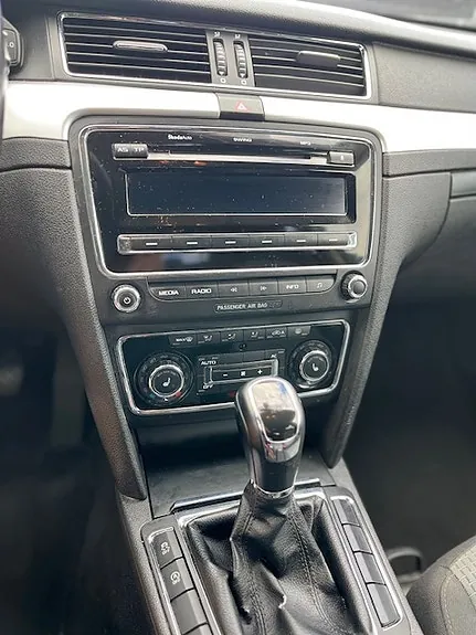 Skoda Superb 2011 photo 4