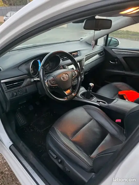 Toyota Avensis 2015 photo 3