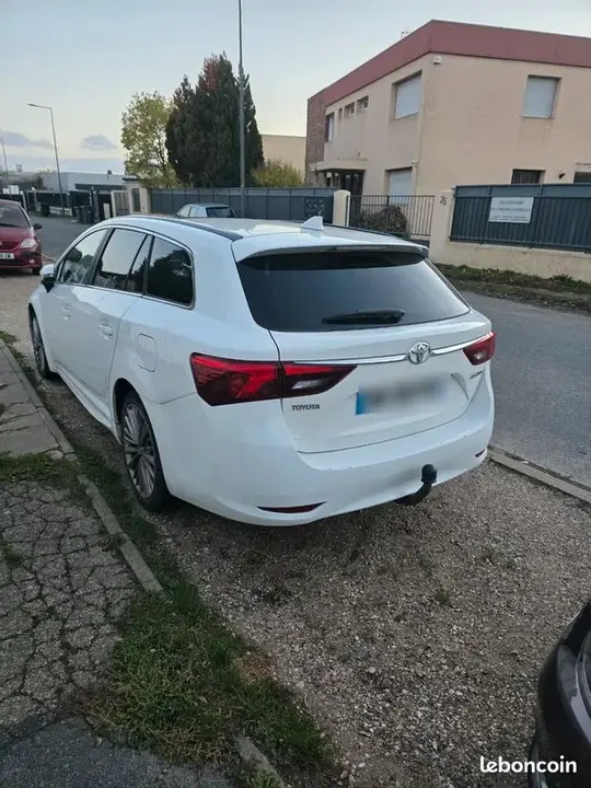 Toyota Avensis 2015 photo 2
