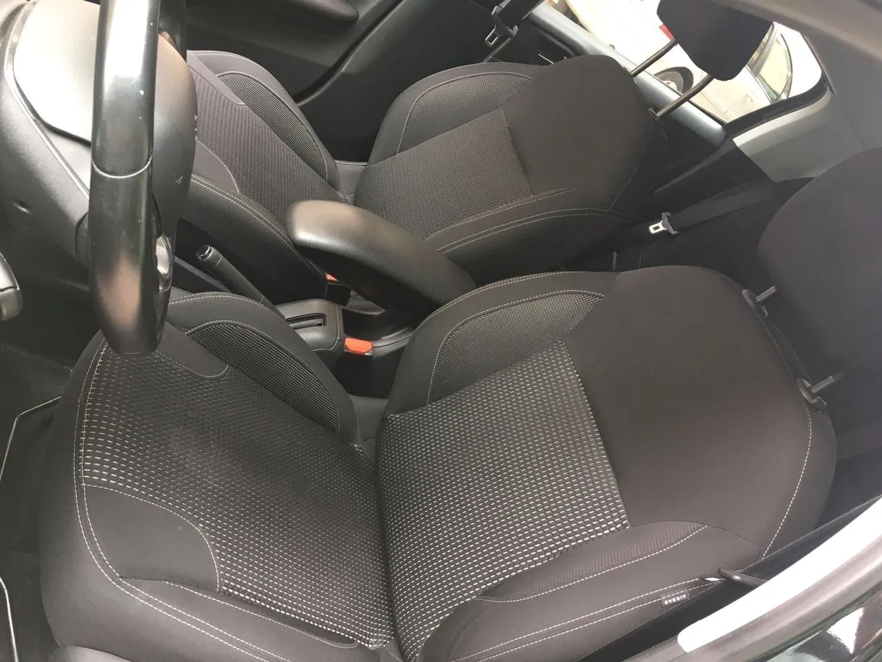 Peugeot 208 2018 photo 3