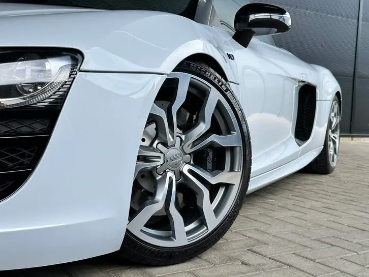 Audi R8 2010 photo 2