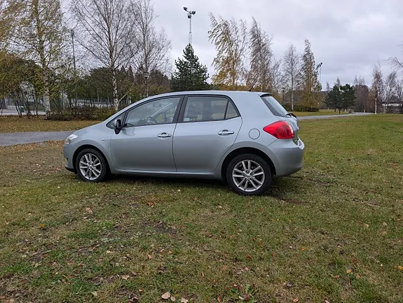 Toyota Auris 2010 photo 3