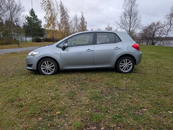 Toyota Auris 2010 photo 2