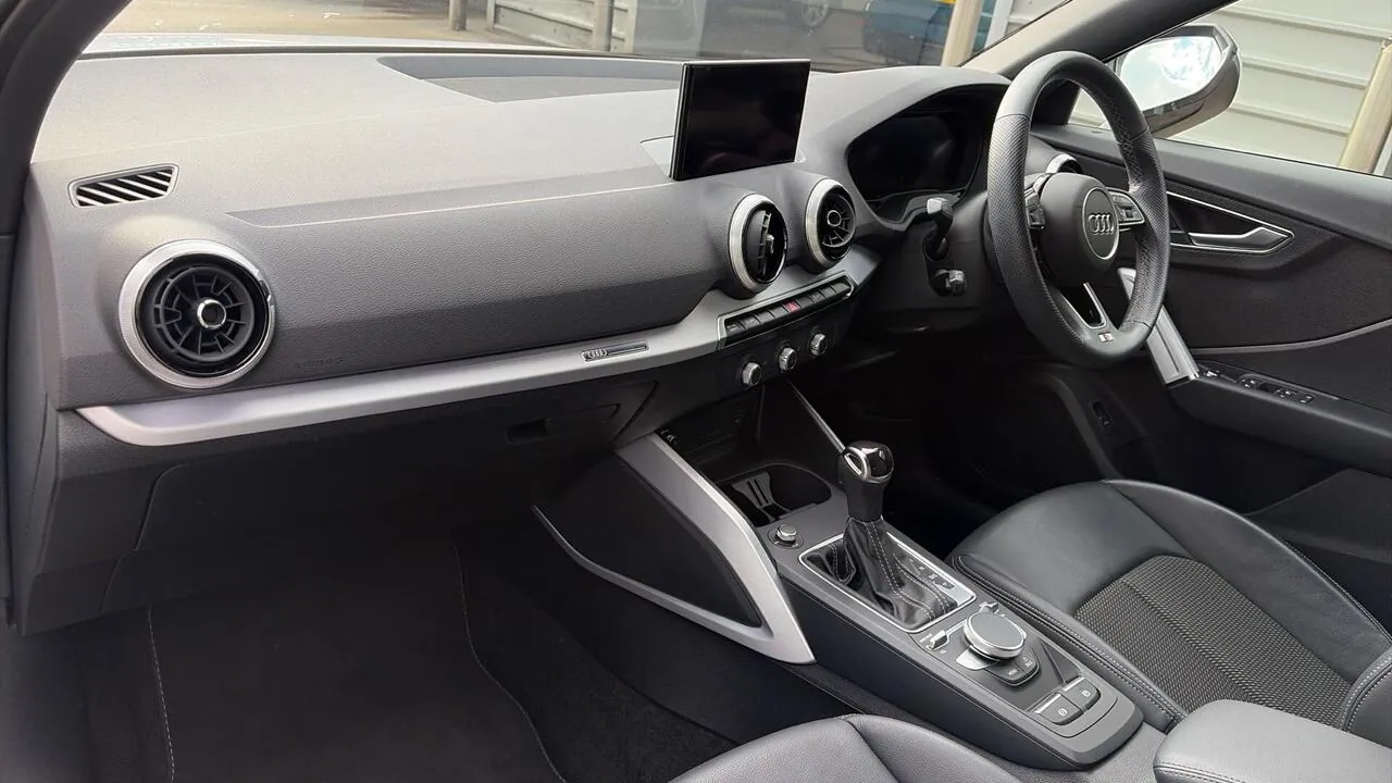 Audi Q2 2023 photo 2