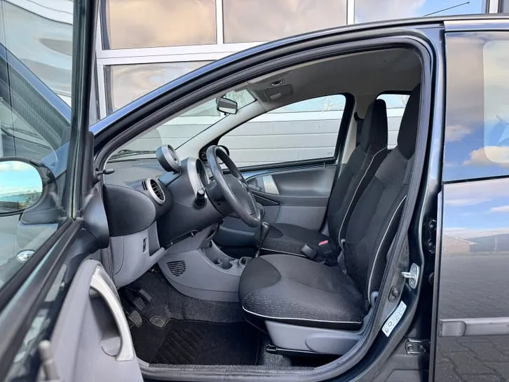 Peugeot 107 2011 photo 2