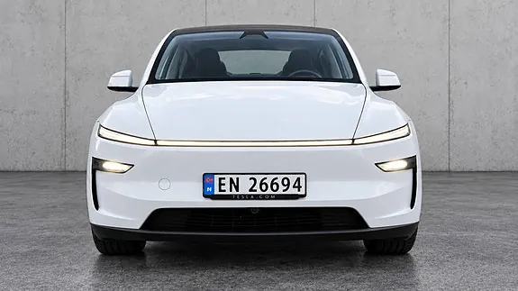 Tesla Model Y 2025 photo 2