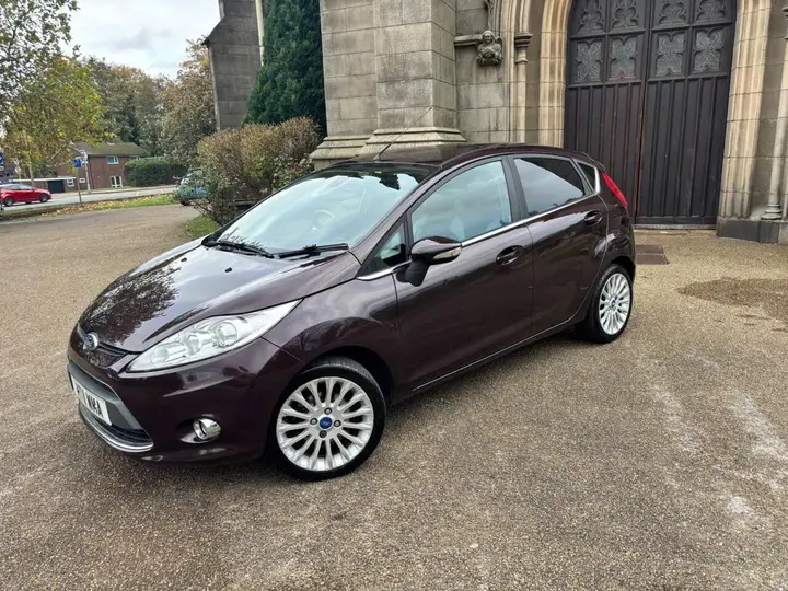 Ford Fiesta 2011 photo 2