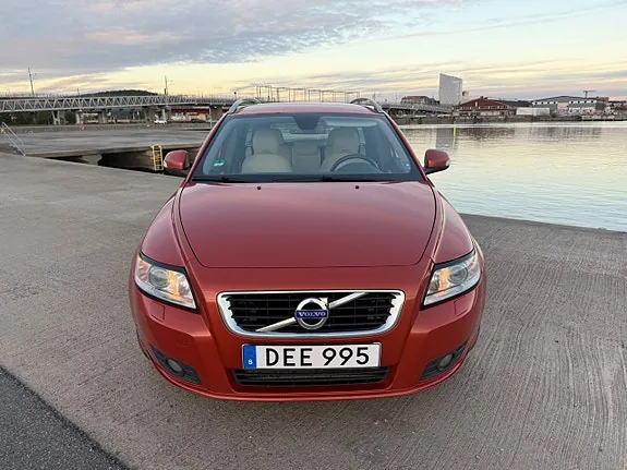 Volvo V50 2011 photo 2