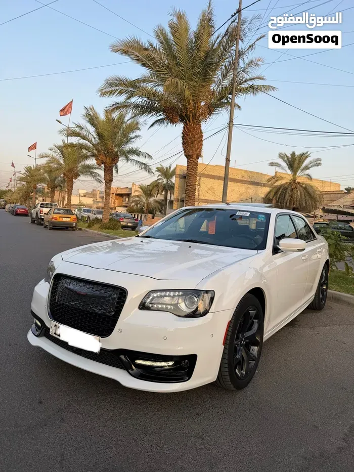 Chrysler 300 2023 photo 2