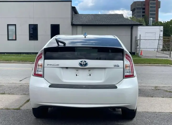 Toyota Prius 2015 photo 2