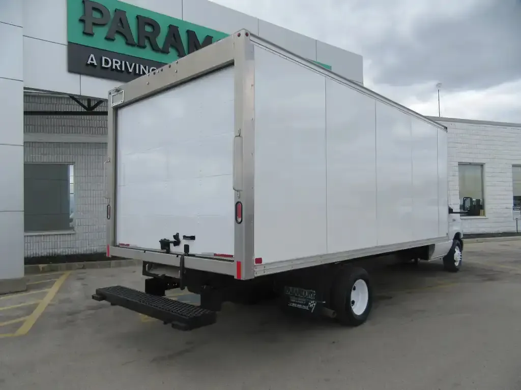 Ford E-450 2022 photo 2