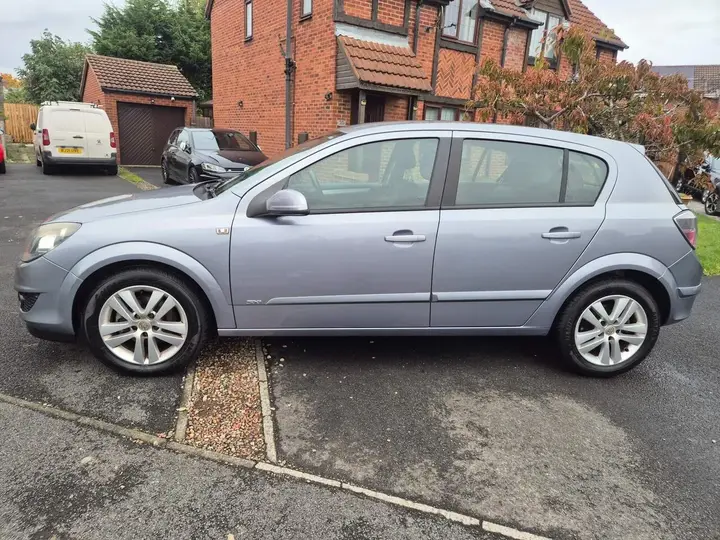 Vauxhall Astra 2009 photo 2