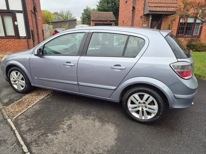 Vauxhall Astra 2009 photo 3