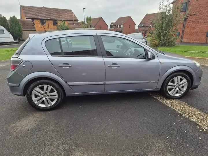 Vauxhall Astra 2009 photo 4