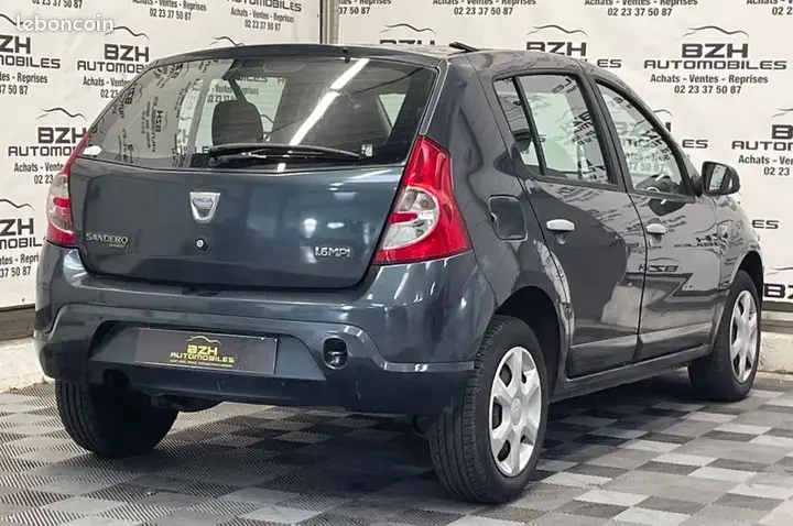 Dacia Sandero 2008 photo 2