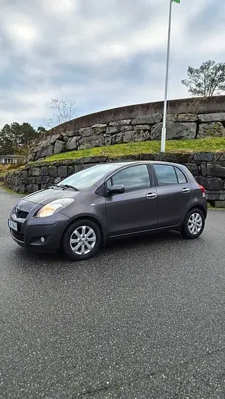 Toyota Yaris 2011 photo 2