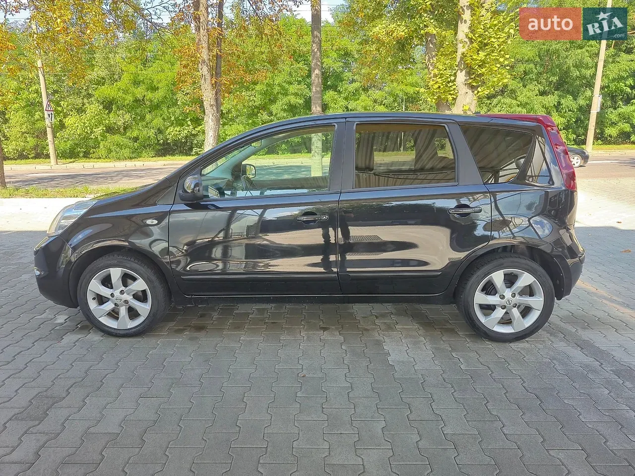 Nissan Note 2010 photo 3