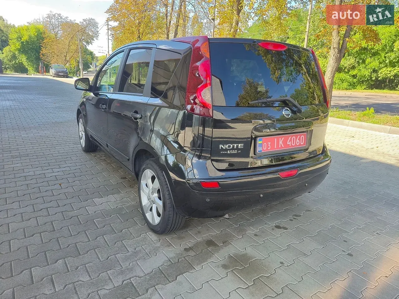 Nissan Note 2010 photo 4