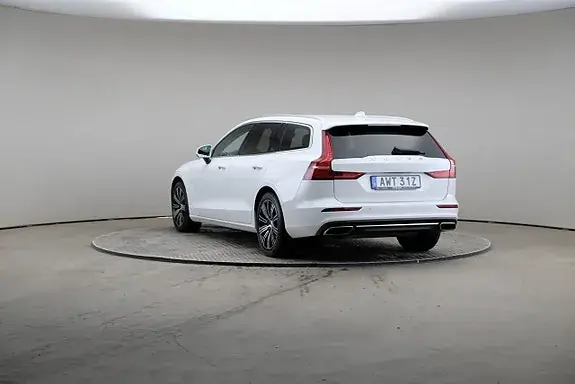 Volvo V60 2022 photo 2