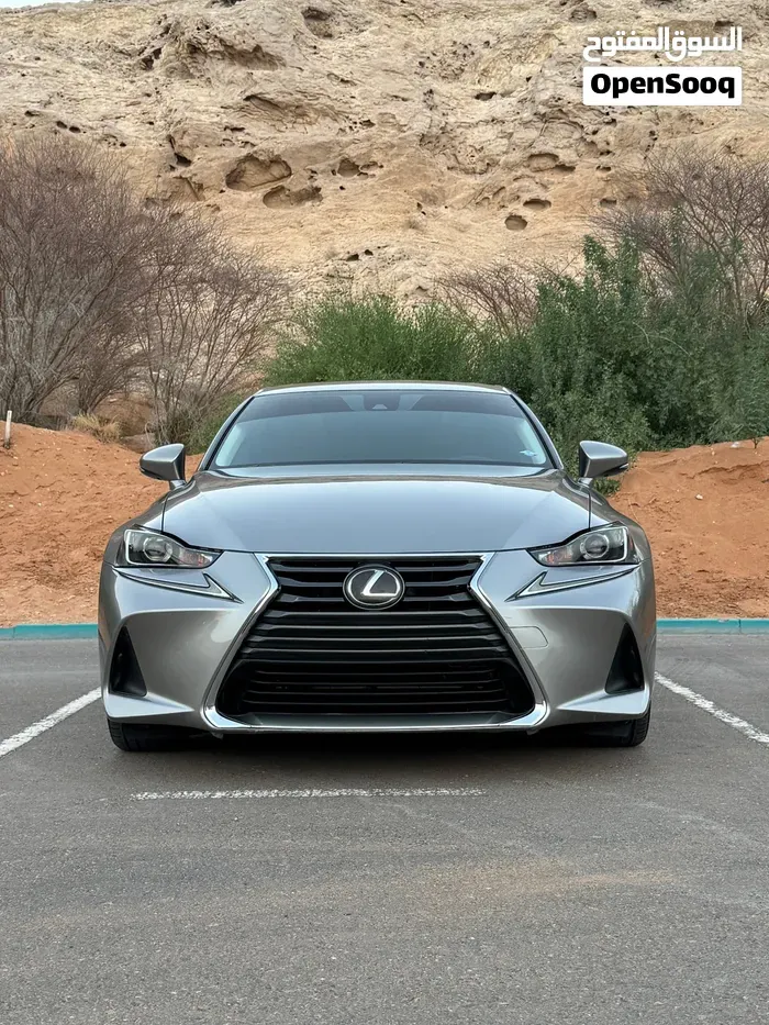 Lexus Is 300 2018 photo 3