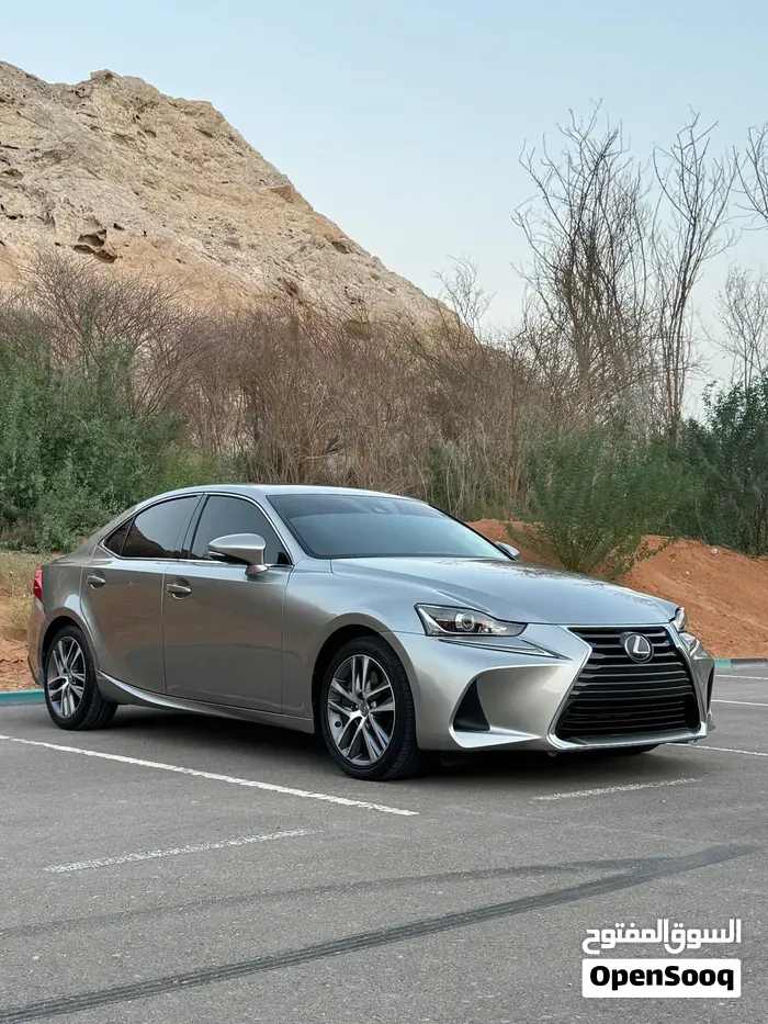 Lexus Is 300 2018 photo 2