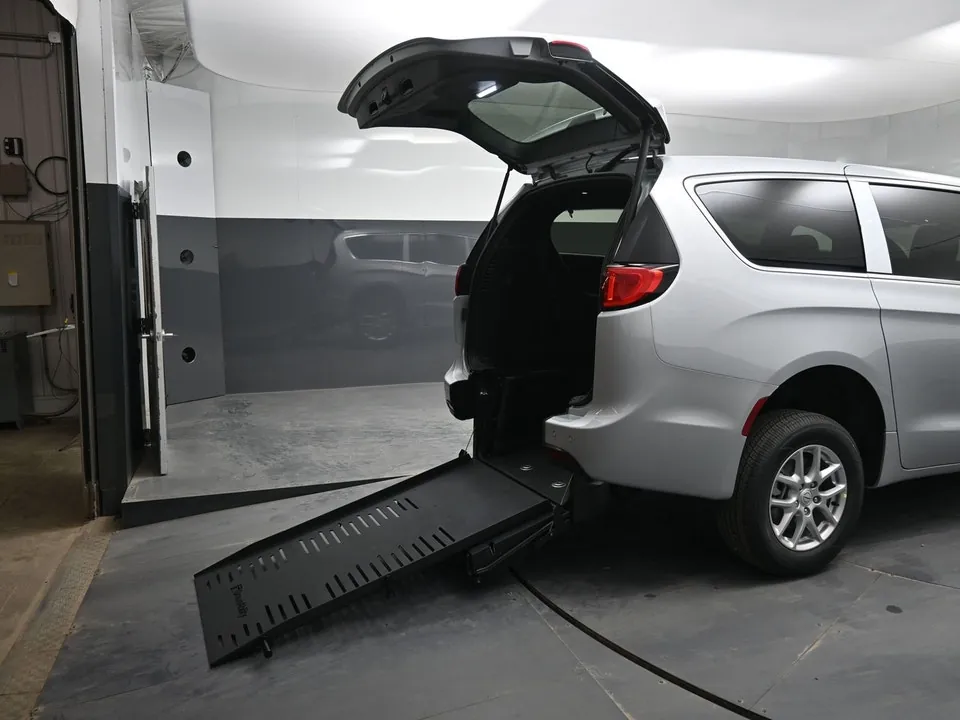 Chrysler Grand Caravan 2026 photo 3