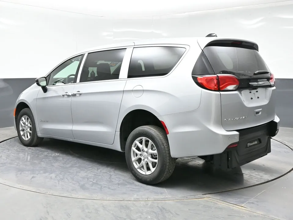 Chrysler Grand Caravan 2026 photo 2