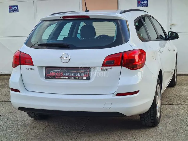 Opel Astra J 2011 photo 5