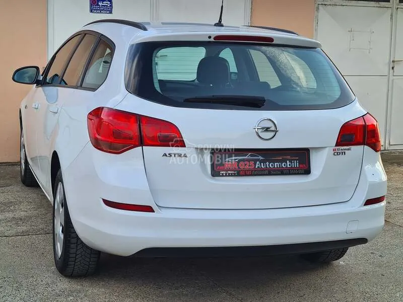 Opel Astra J 2011 photo 4