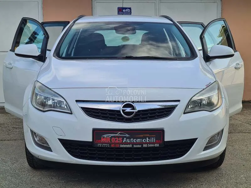 Opel Astra J 2011 photo 3