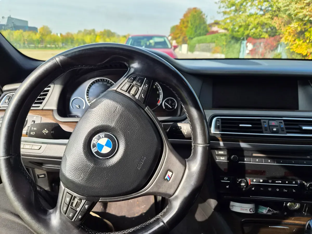 BMW 7 Series 2010 photo 2
