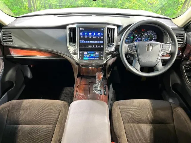 Toyota Crown 2015 photo 2