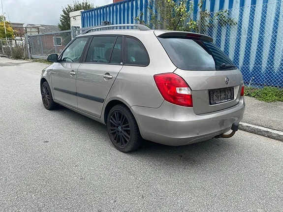 Skoda Fabia 2011 photo 2