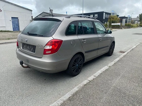 Skoda Fabia 2011 photo 3