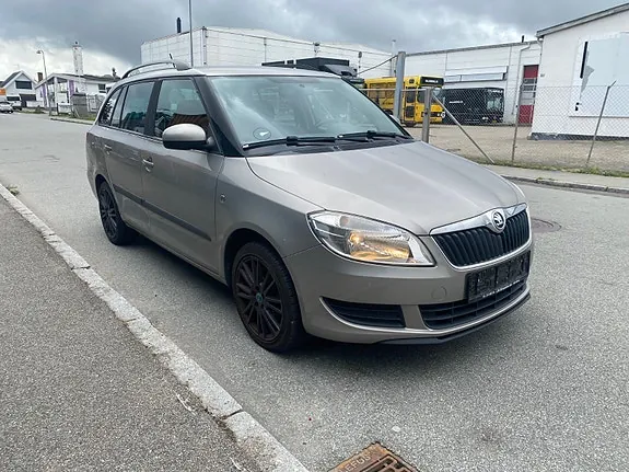 Skoda Fabia 2011 photo 4