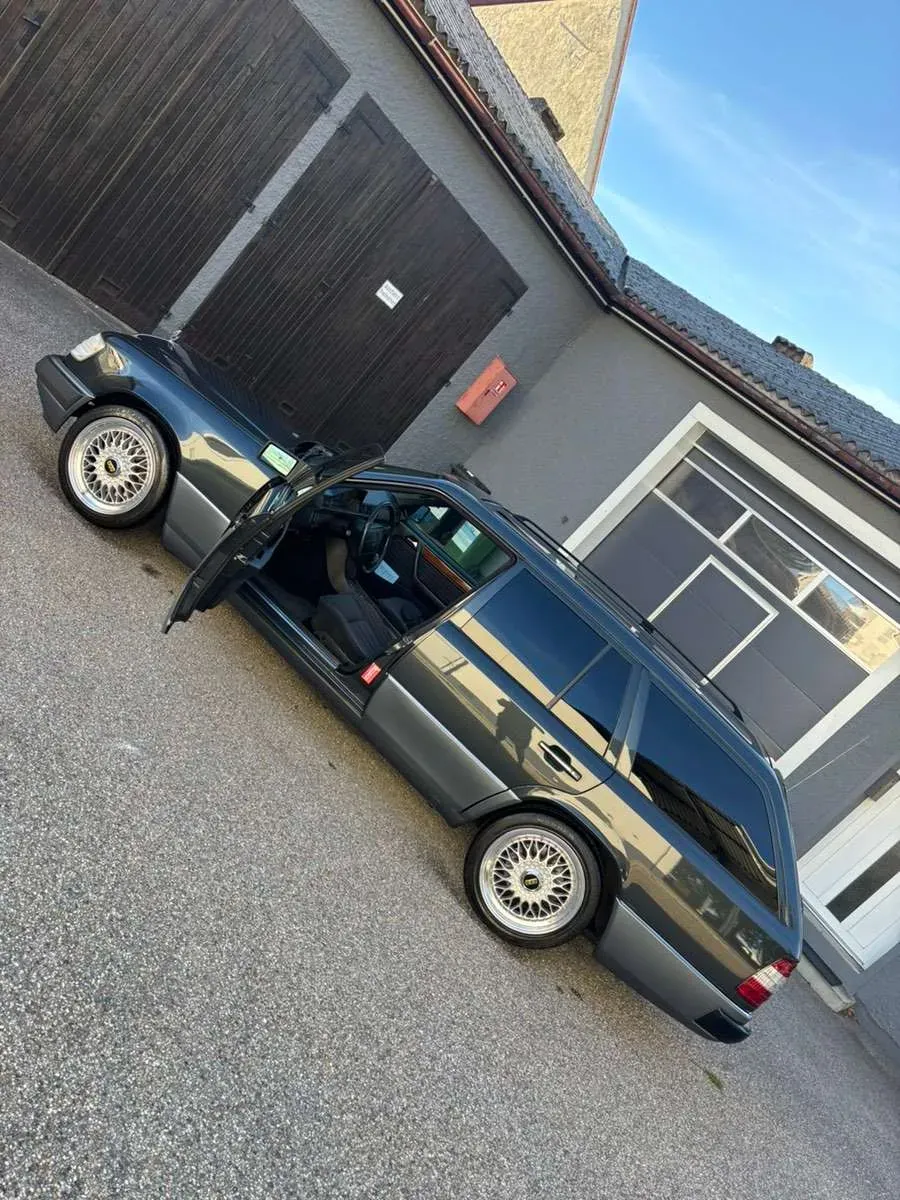Mercedes-Benz E-Class 1993 photo 3