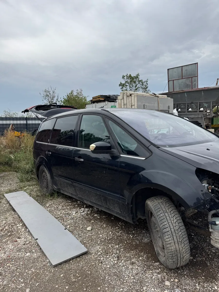 Ford Galaxy 2010 photo 3