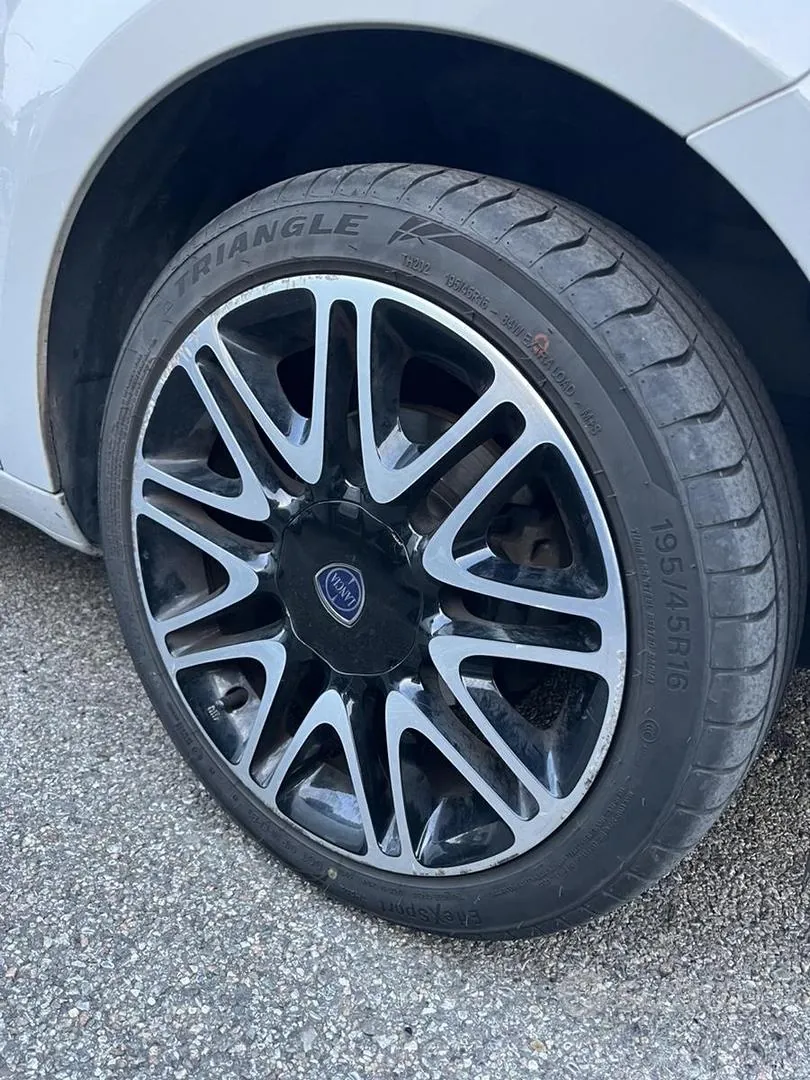 Lancia Ypsilon 2016 photo 2