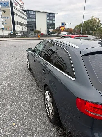 Audi A4 2011 photo 2