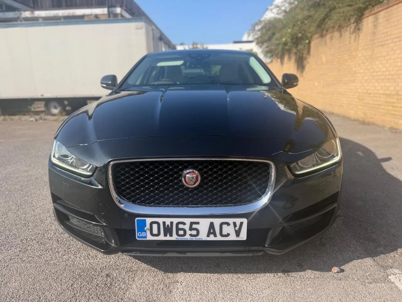 Jaguar Xe 2016 photo 2