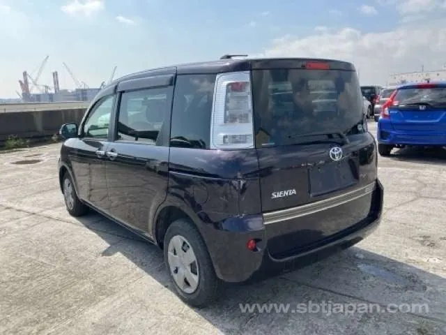 Toyota Sienta 2011 photo 3