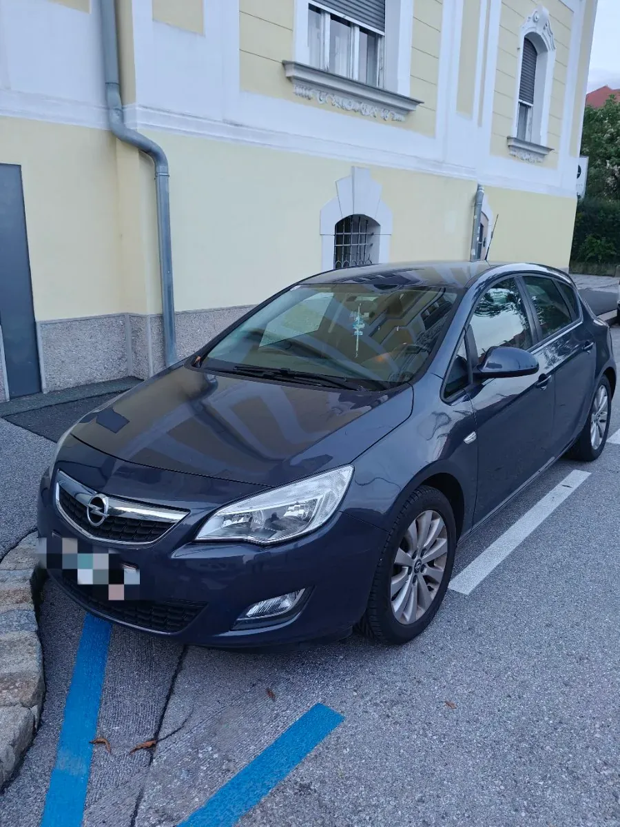 Opel Astra 2010 photo 2