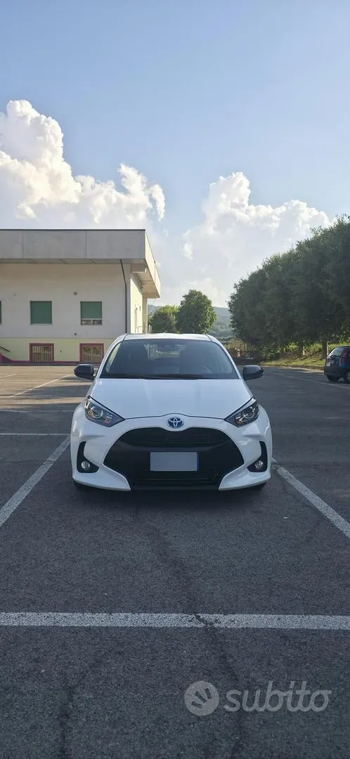 Toyota Yaris 2023 photo 2