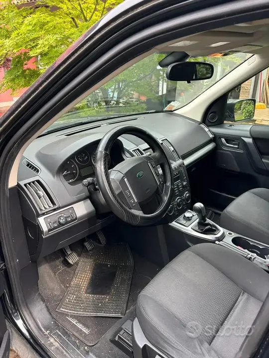 Land Rover Freelander 2011 photo 2