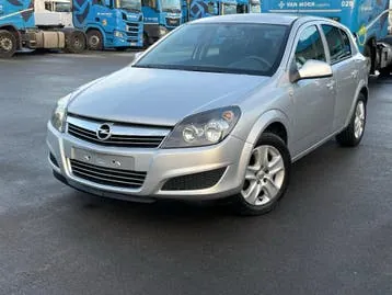 Opel Astra 2012 photo 3