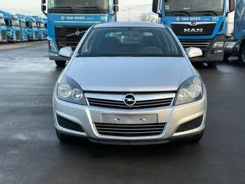 Opel Astra 2012 photo 2