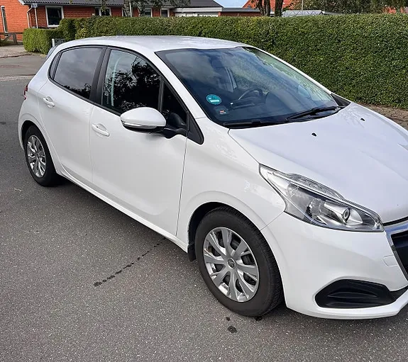 Peugeot 208 2018 photo 2
