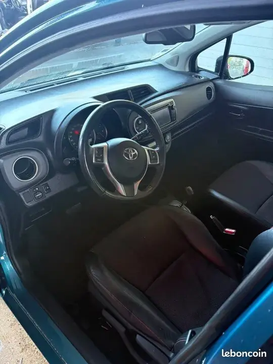 Toyota Yaris 2011 photo 2