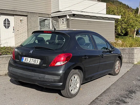 Peugeot 207 2011 photo 3