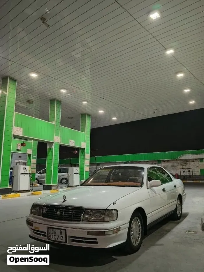 Toyota Crown 1993 photo 2